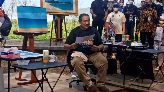 RIBUAN PELAJAR PACITAN MENGGAMBAR BERSAMA SBY DI PANTAI PANCER DOOR PACITAN